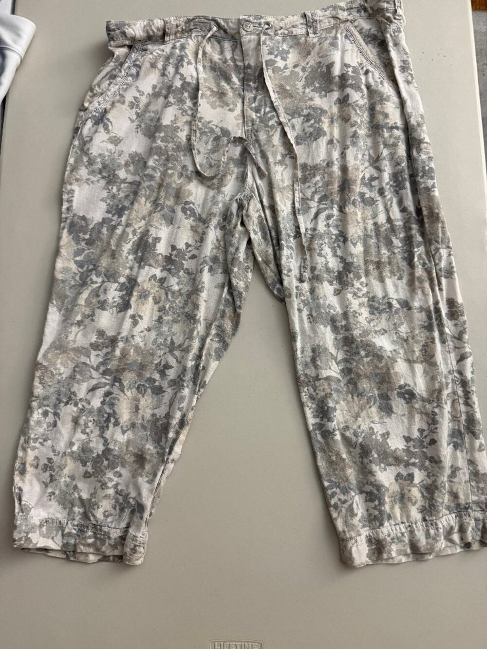 Gloria Vanderbilt Capri pants, size 18 Missy